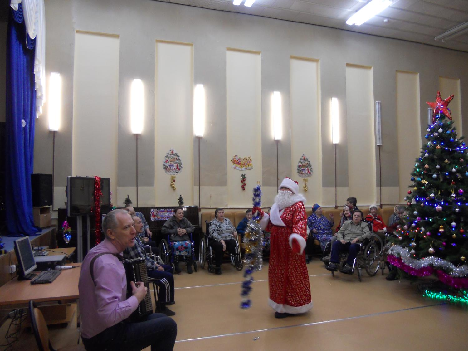 «29» декабря в Вышневолоцком доме-интернате для престарелых и инвалидов прошло культурно-массовое мероприятие «Пой вместе с нами, танцуй вместе с нами!»
itemprop=