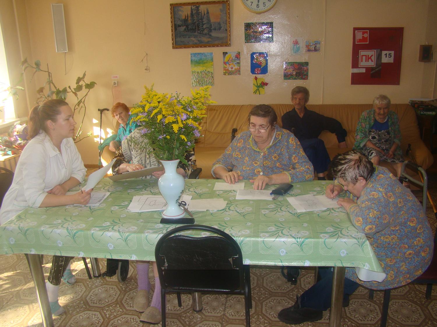 В Вышневолоцком доме-интернате для престарелых и инвалидов волонтеры благотворительного фонда "Старость в радость" провели среди проживающих графический диктант
itemprop=