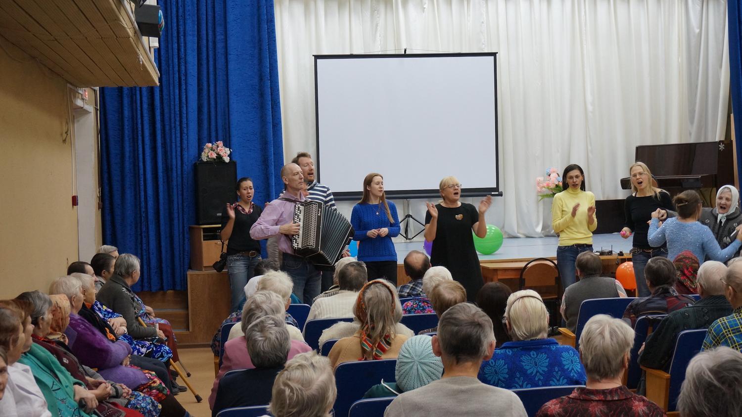18 ноября 2017 года волонтерским движением благотворительного фонда "Старость в радость" организован концерт для проживающих Вышневолоцкого дома-интерната для престарелых и инвалидов 
itemprop=