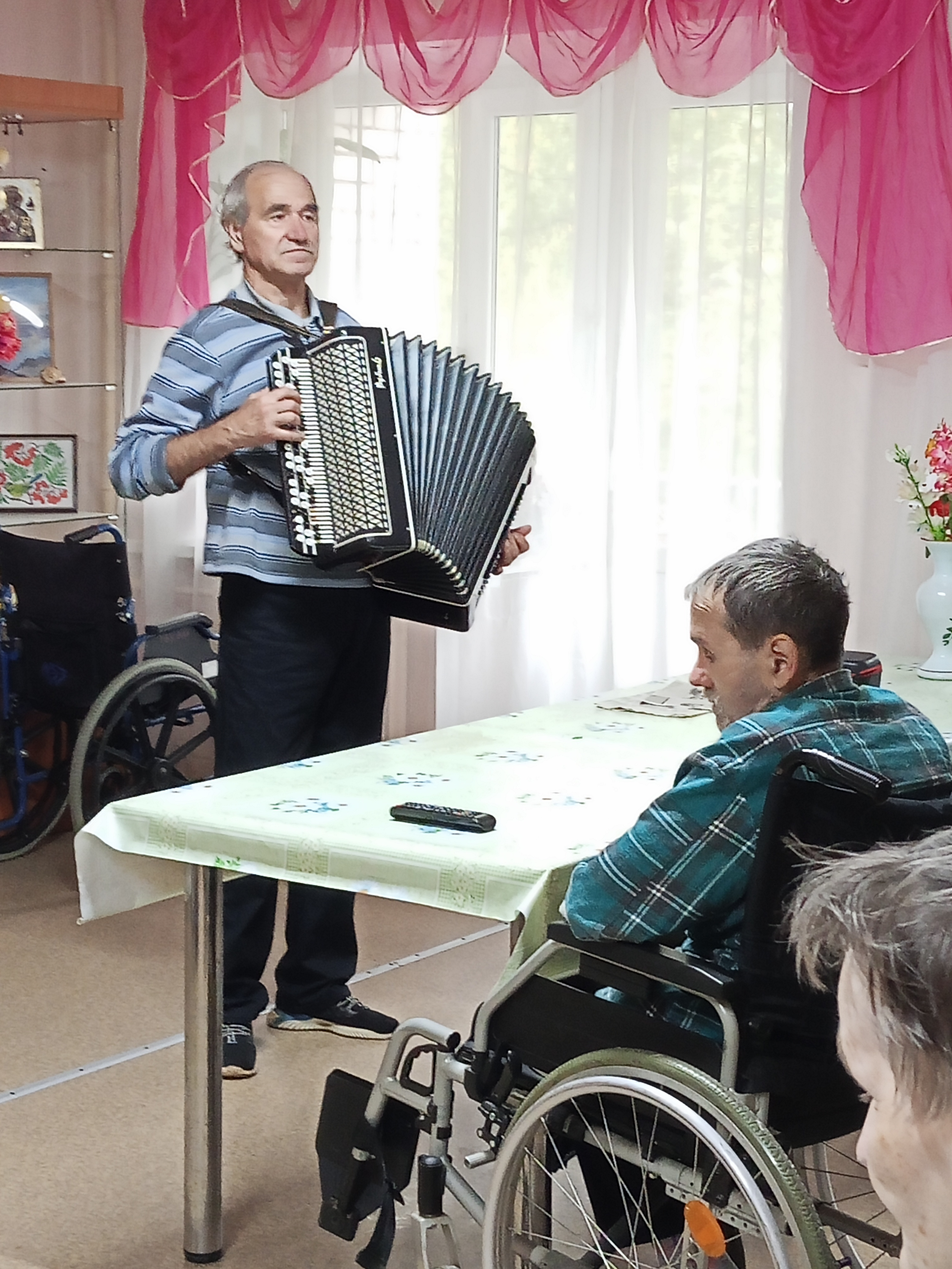 "Играй гармонь! Звени частушка!"
itemprop=