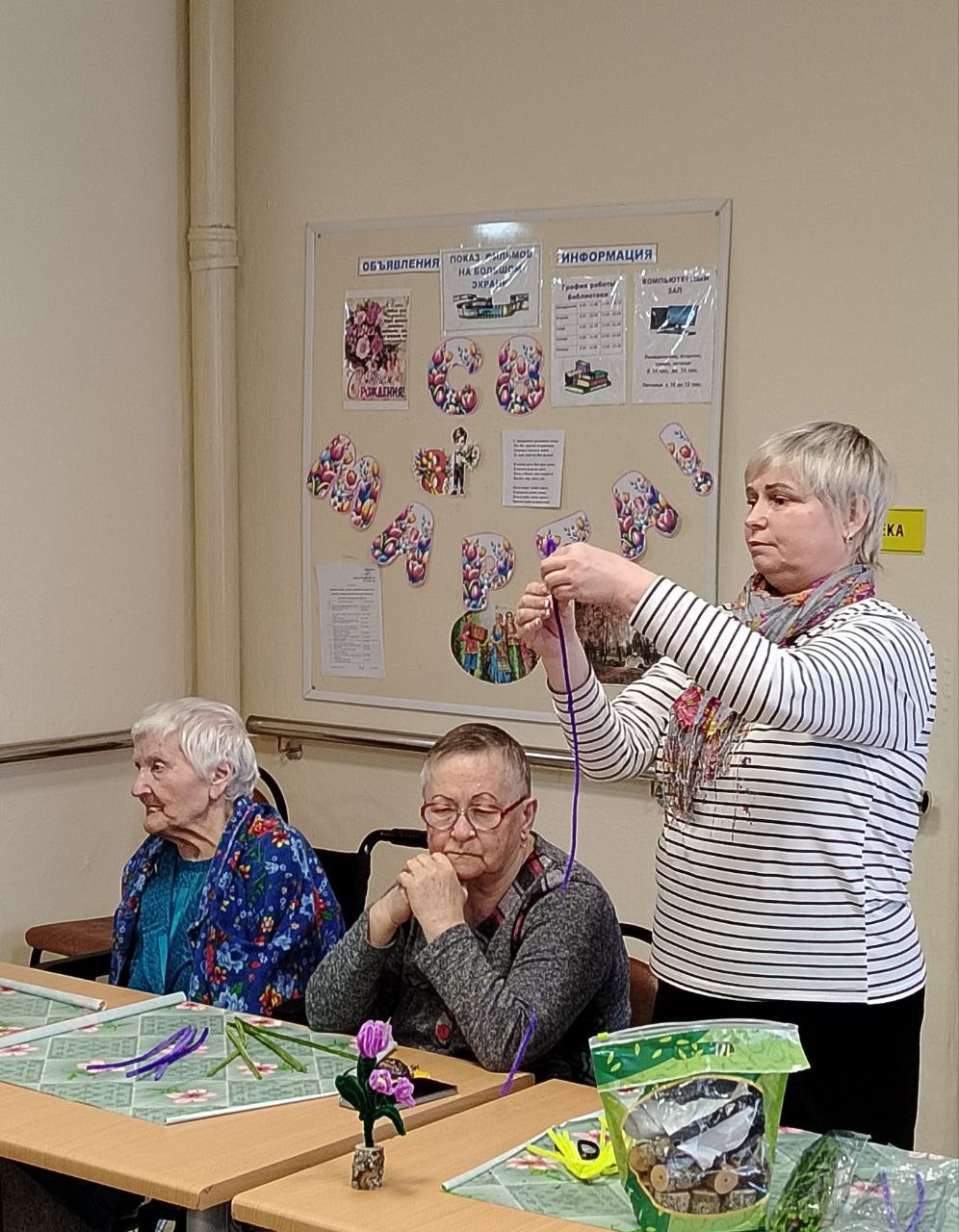 Творческий мастер-класс &laquo;Цветы к 8 марта&raquo; прошел в нашем доме-интернате
itemprop=