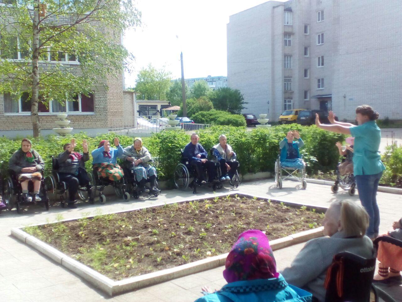 В Вышневолоцком доме-интернате для престарелых и инвалидов в связи с хорошей погодой продолжаются прогулки на свежем воздухе
itemprop=